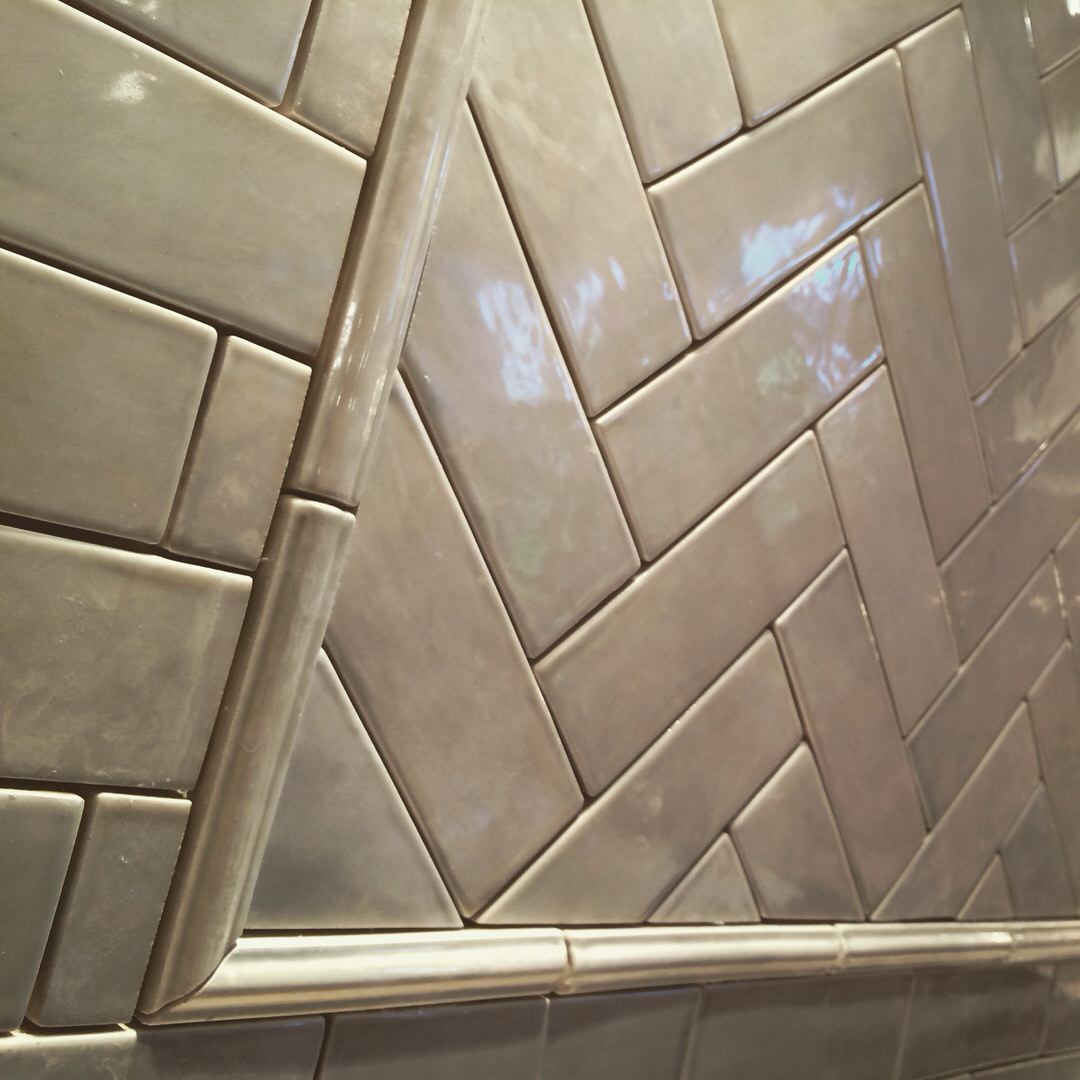 Tile herringbone pattern backsplash